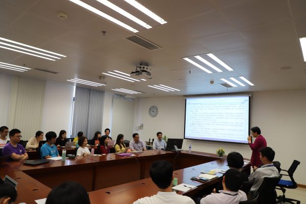 Dean Jin introduces Professor Feng Shengli at the beginning of the seminar.